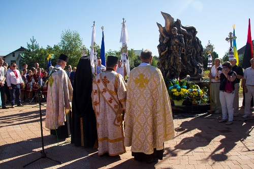 Єпископ УГКЦ освятив меморіал пам’яті новітнього Героя України Тараса Бруса Єпископ УГКЦ освятив меморіал пам’яті новітнього Героя України Тараса Бруса